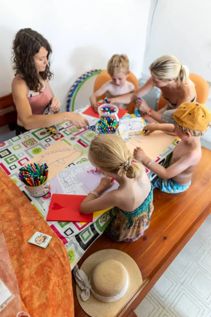 Famiglia crea arte al tavolo