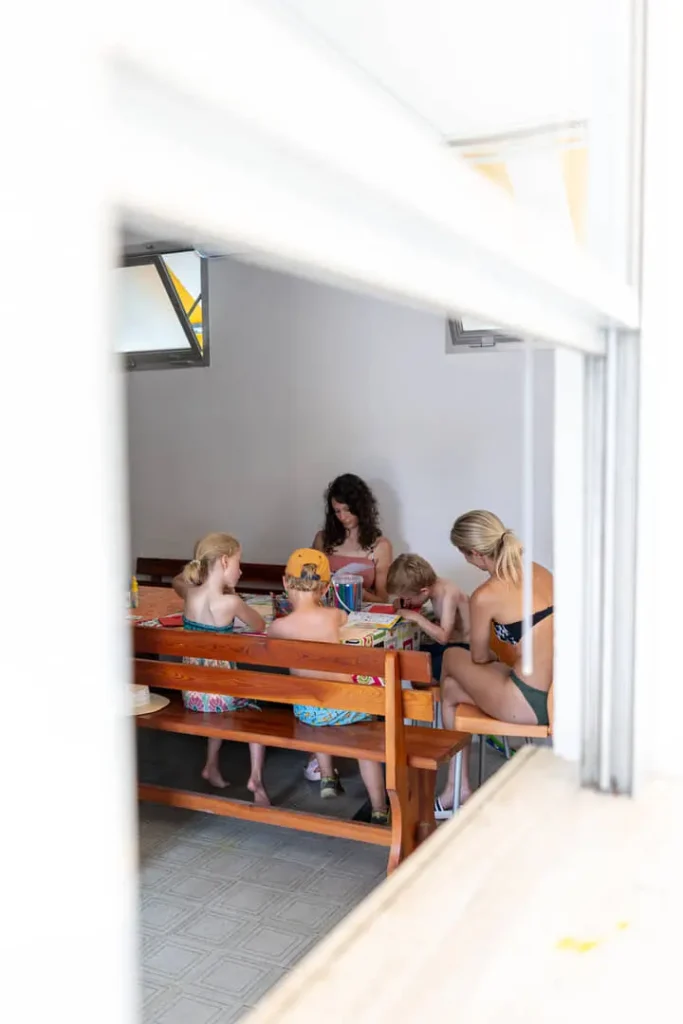 Famiglia riunita durante vacanza in campeggio