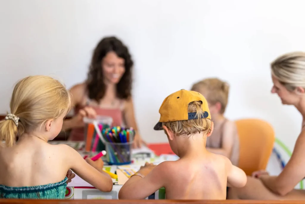 Famiglia creativa in campeggio